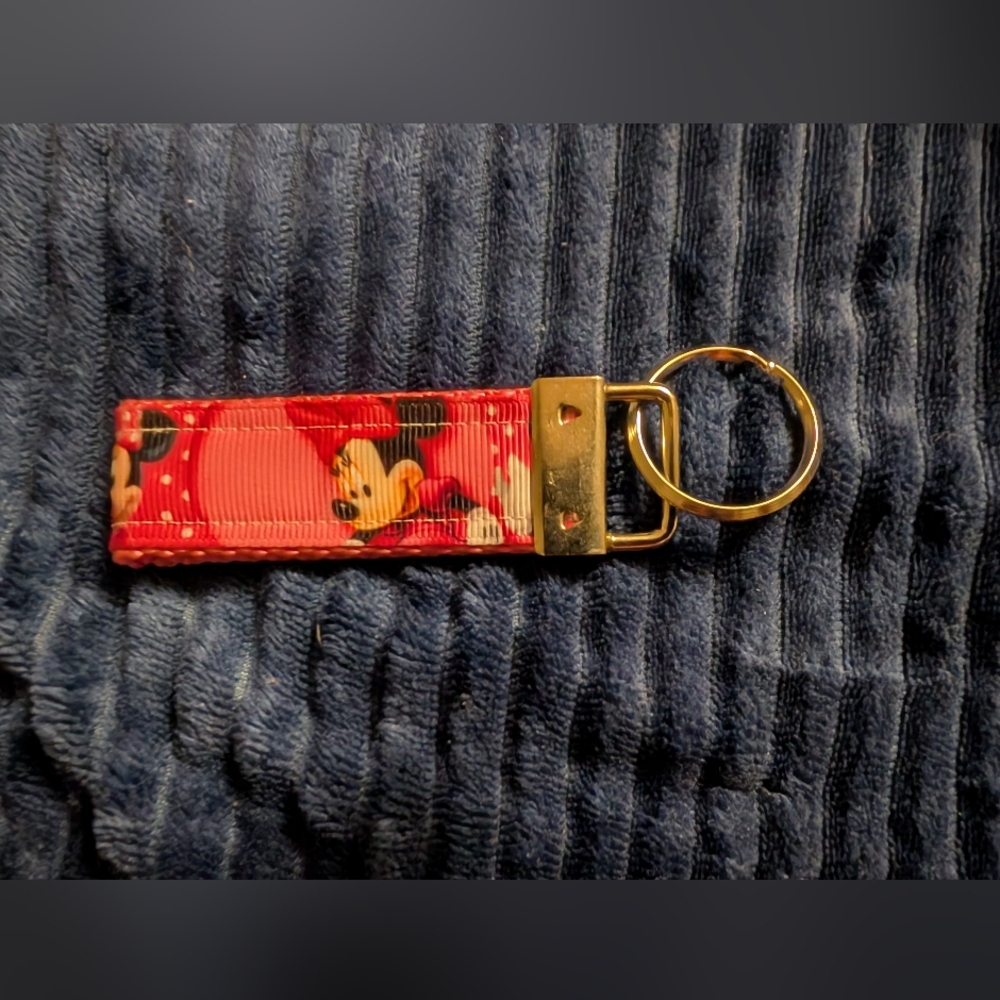 🦋 New Disney Minnie Mouse Keychain